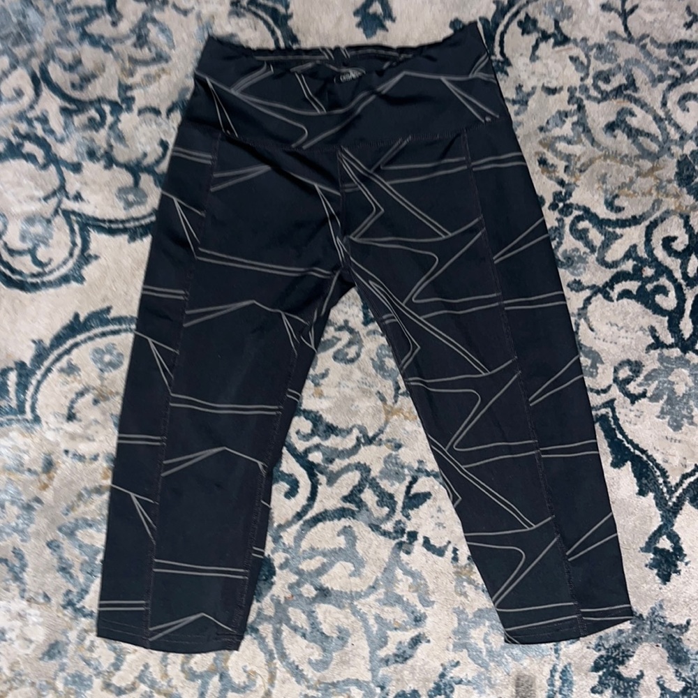 Oiselle Running 3/4 Crops Black Black with White Abstract Pattern sz 6 EUC